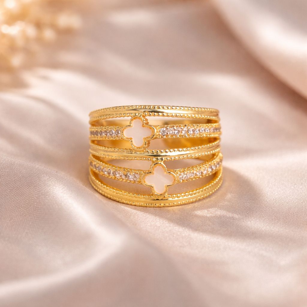 Golden Clover Luxe Band Ring