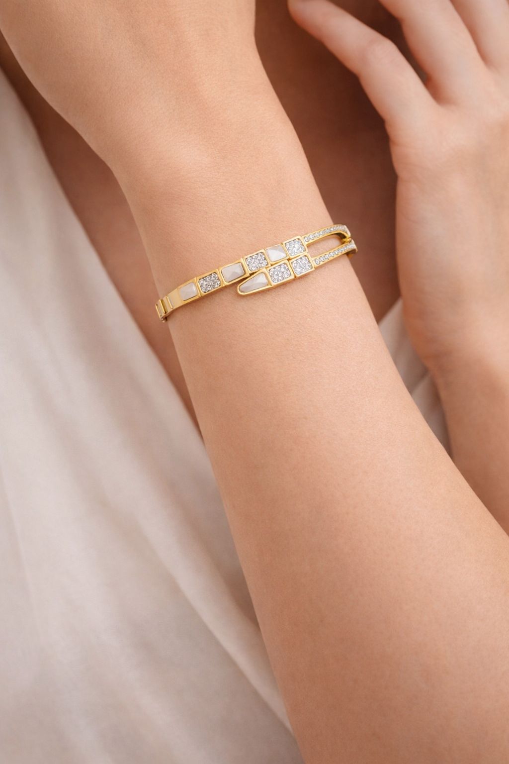 Celestia Link Gold Bangle
