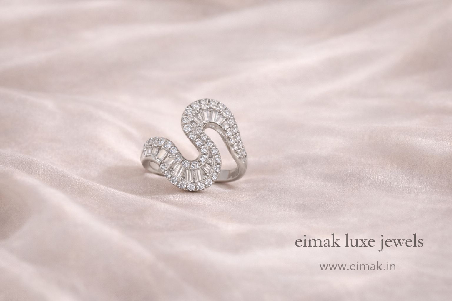 Serpentina Curve Crystal Ring